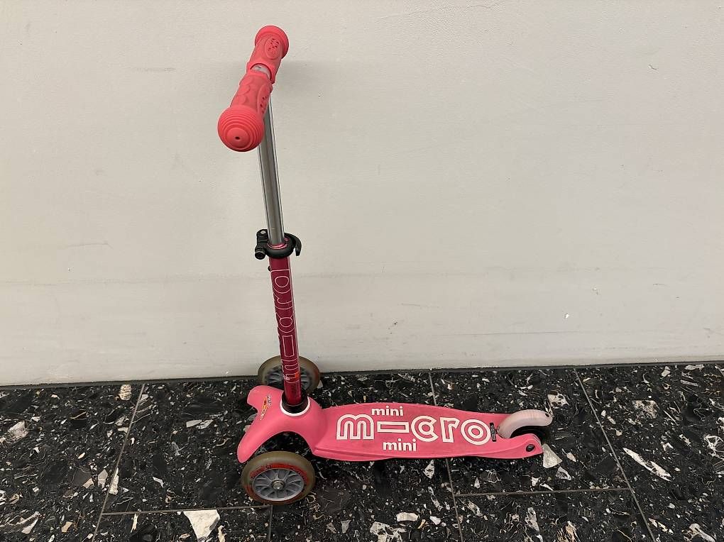 Kickboard: Micro Scooter Mini Deluxe Pink – Gebraucht aus Zürich von Capeagulhas