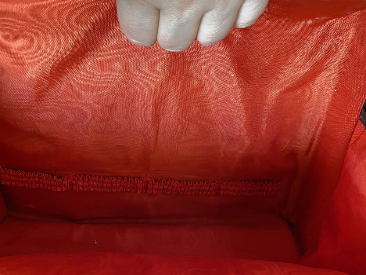 Borse da donna: Sac à main coffre laqué noir, doublure rouge – Usato da Geneve venduto da Monthoux13 5