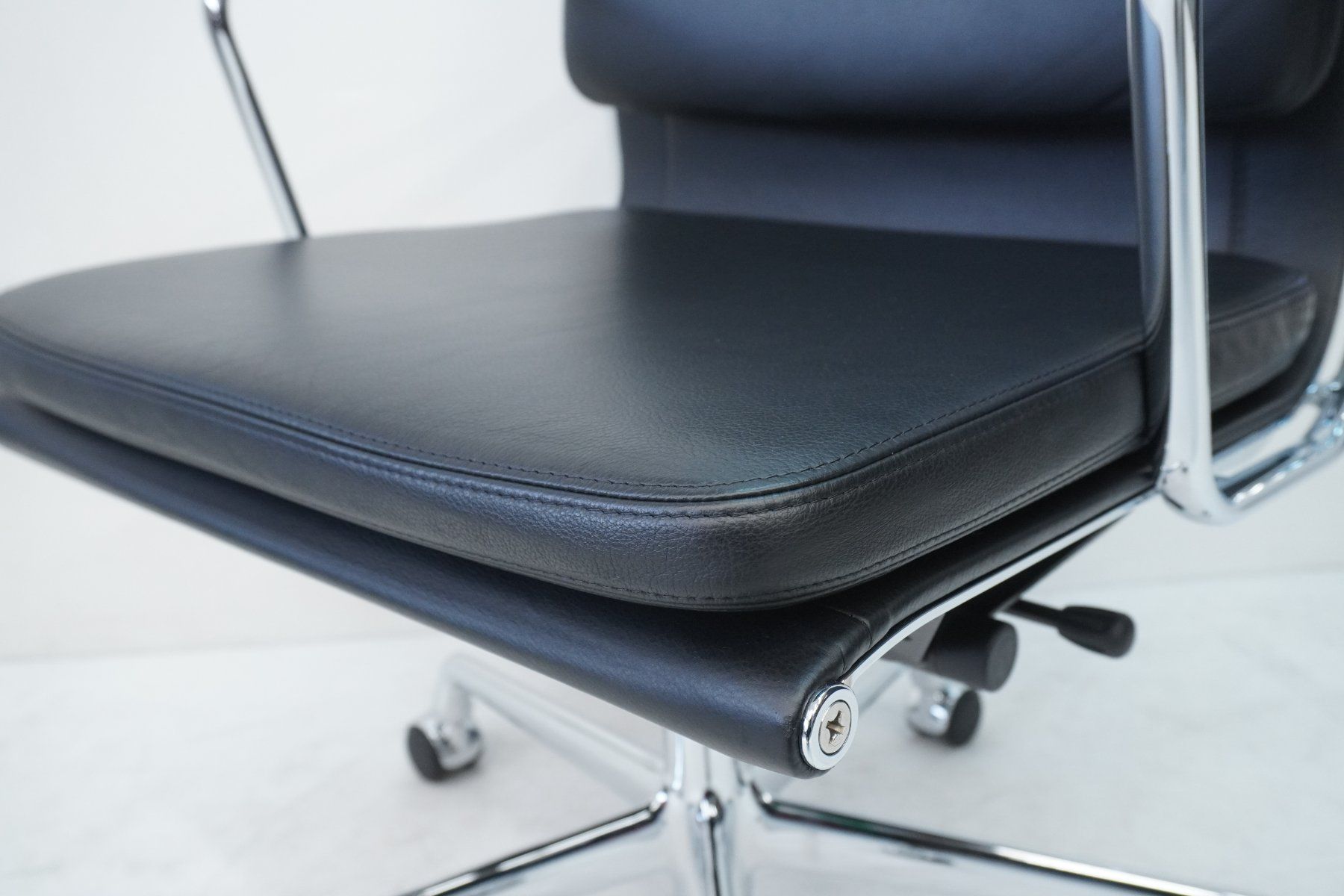 Vitra Sedie: Designklassiker Vitra Eames Soft Pad EA219 Leder schwarz – Usato da Bad Zurzach venduto da QLASSIQ 9