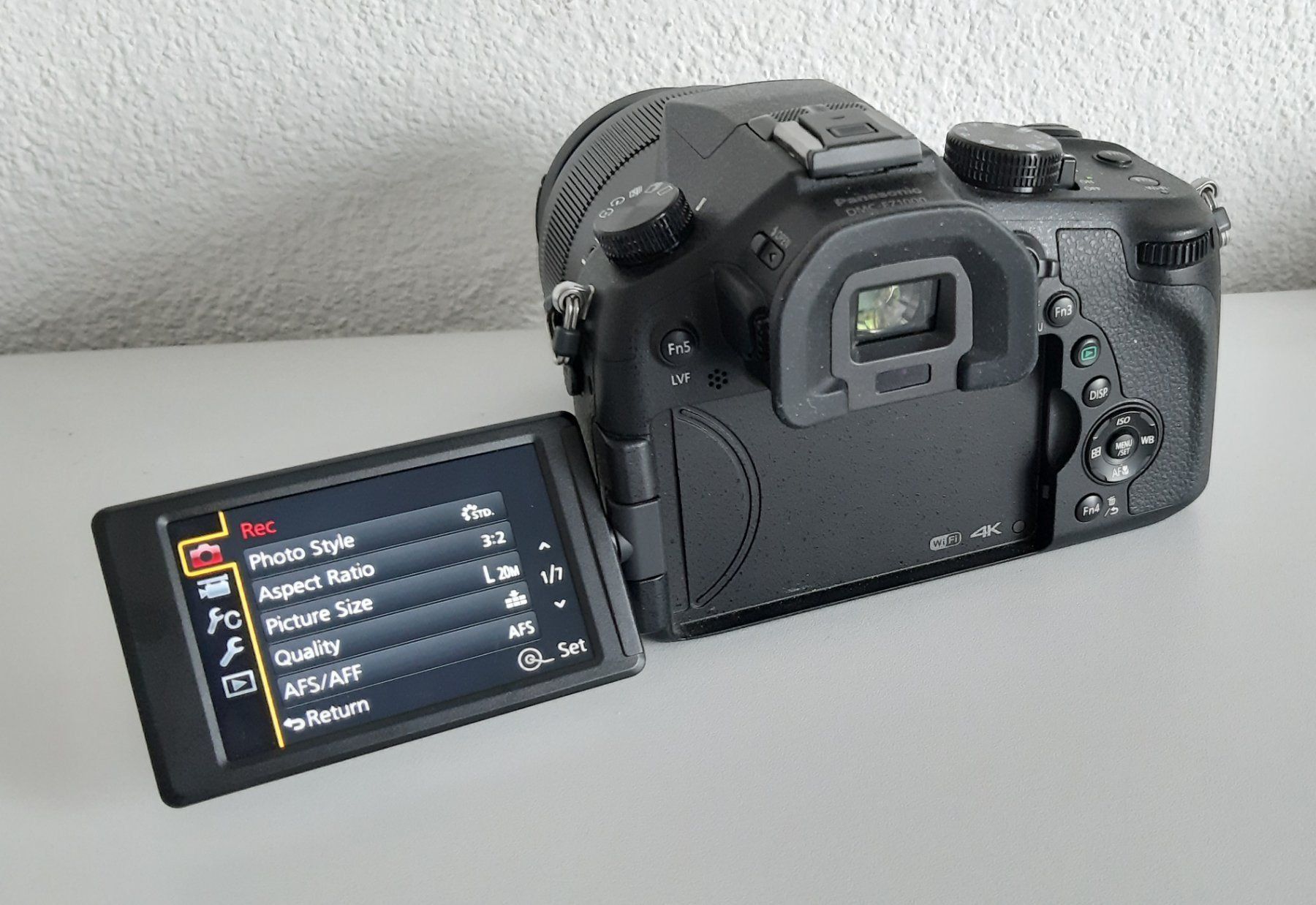 Panasonic Fotocamera: PANASONIC LUMIX FZ1000 SET – Usato da Zürich venduto da J2O 3