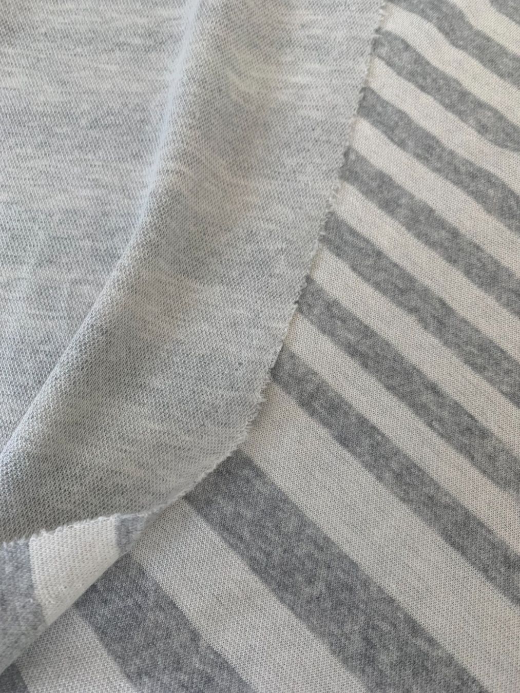 Tissus: 200cmx135cm Strickstoff, grau/weiss – Neuf (Voir description) à Worb par farben20zauber