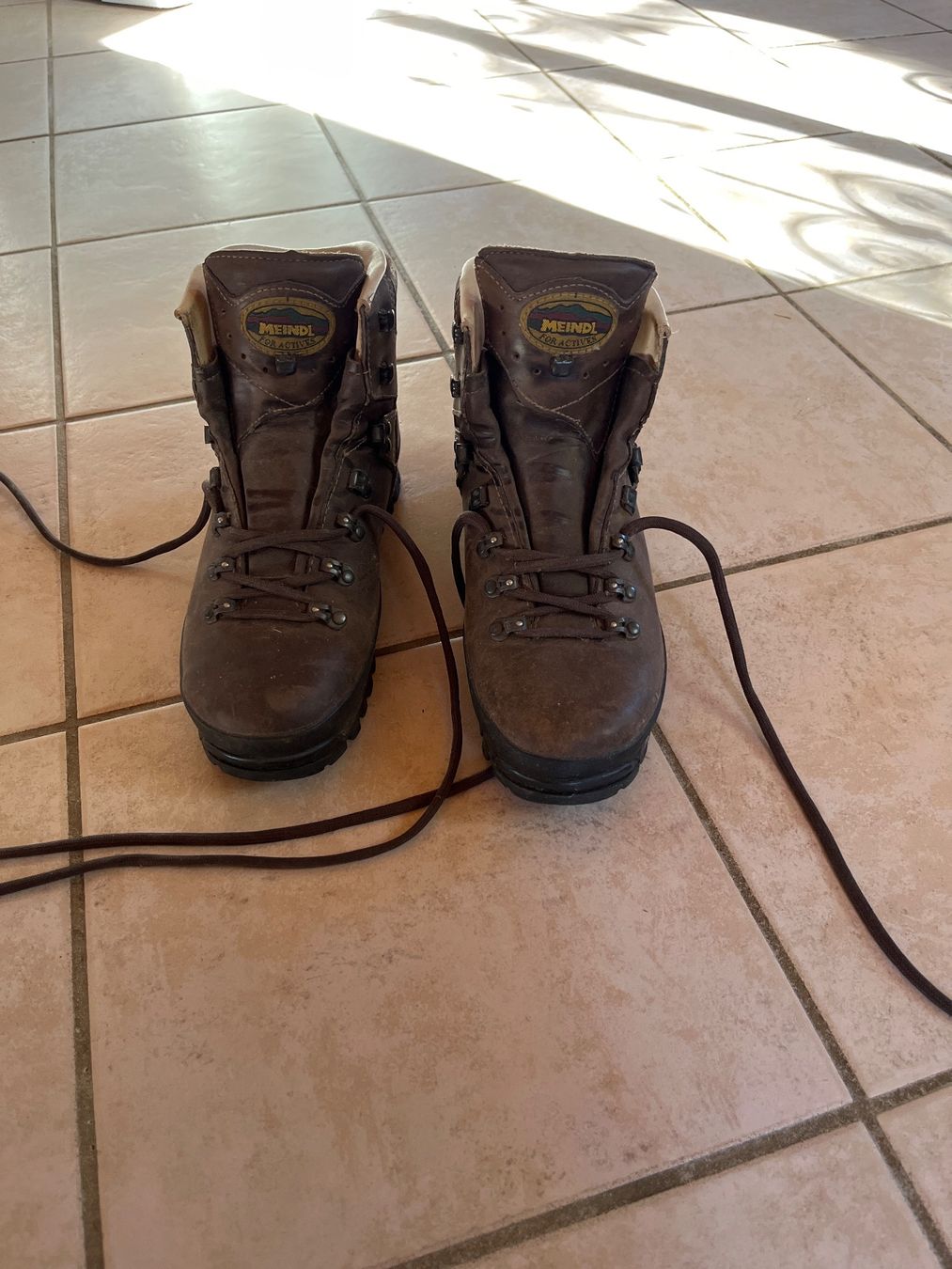 Meindl Scarpe da uomo: Meindl taille 42 – Usato da Château d'Oex venduto da cla_7tch