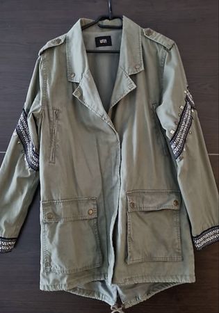 Lange Jacke mit Verzierungen, Gr. S/M