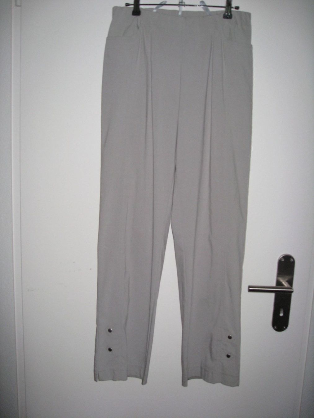 Pantaloni: Sommerhose MONALISA Gr. 40 hellgrau – Usato da Flüelen venduto da Diversicum-Textil