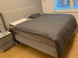 Boxspringbett 180x200 cm mit gepolstertem Kopfteil