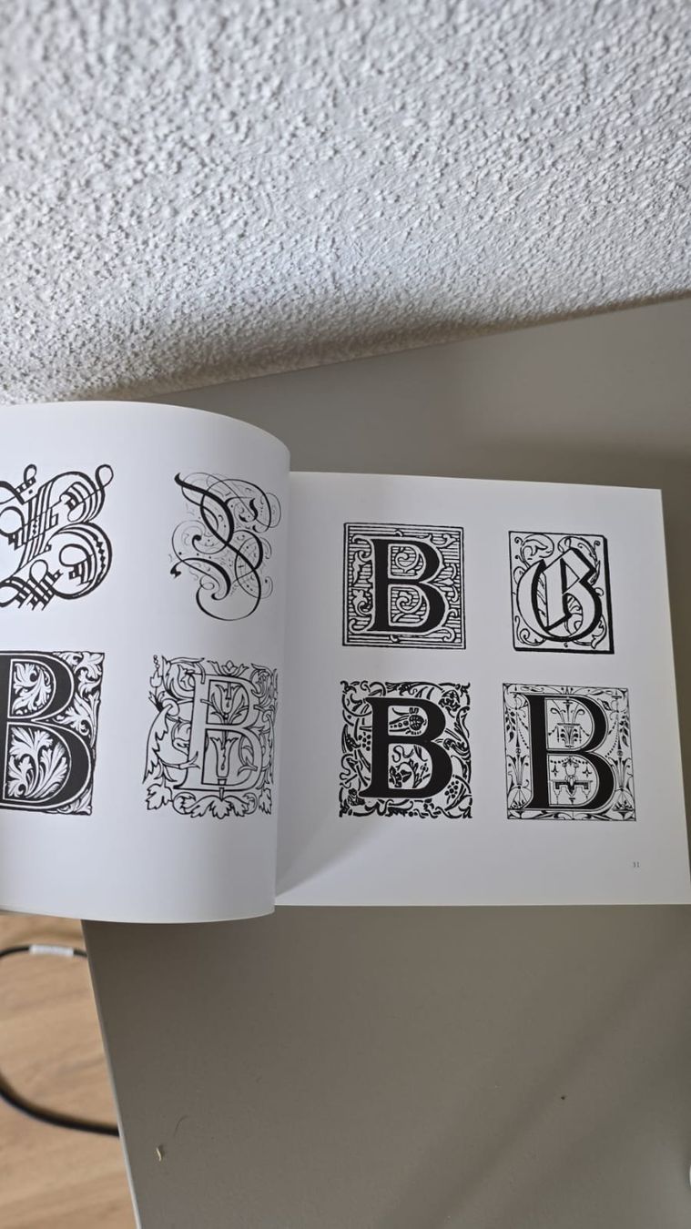 Libri: Libro 1000 iniziali decorate – Usato da Zürich venduto da gig_lr8g 1