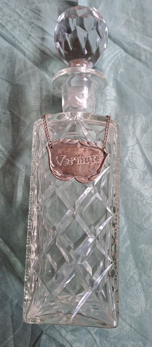 Caraffe: Grosse Kristallkaraffe mit Vermouth-Schild – Usato da Trogen venduto da Limboo