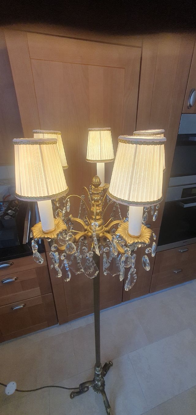Lampade: Antike Stehlampe – Usato da Utzenstorf venduto da Filetto 4