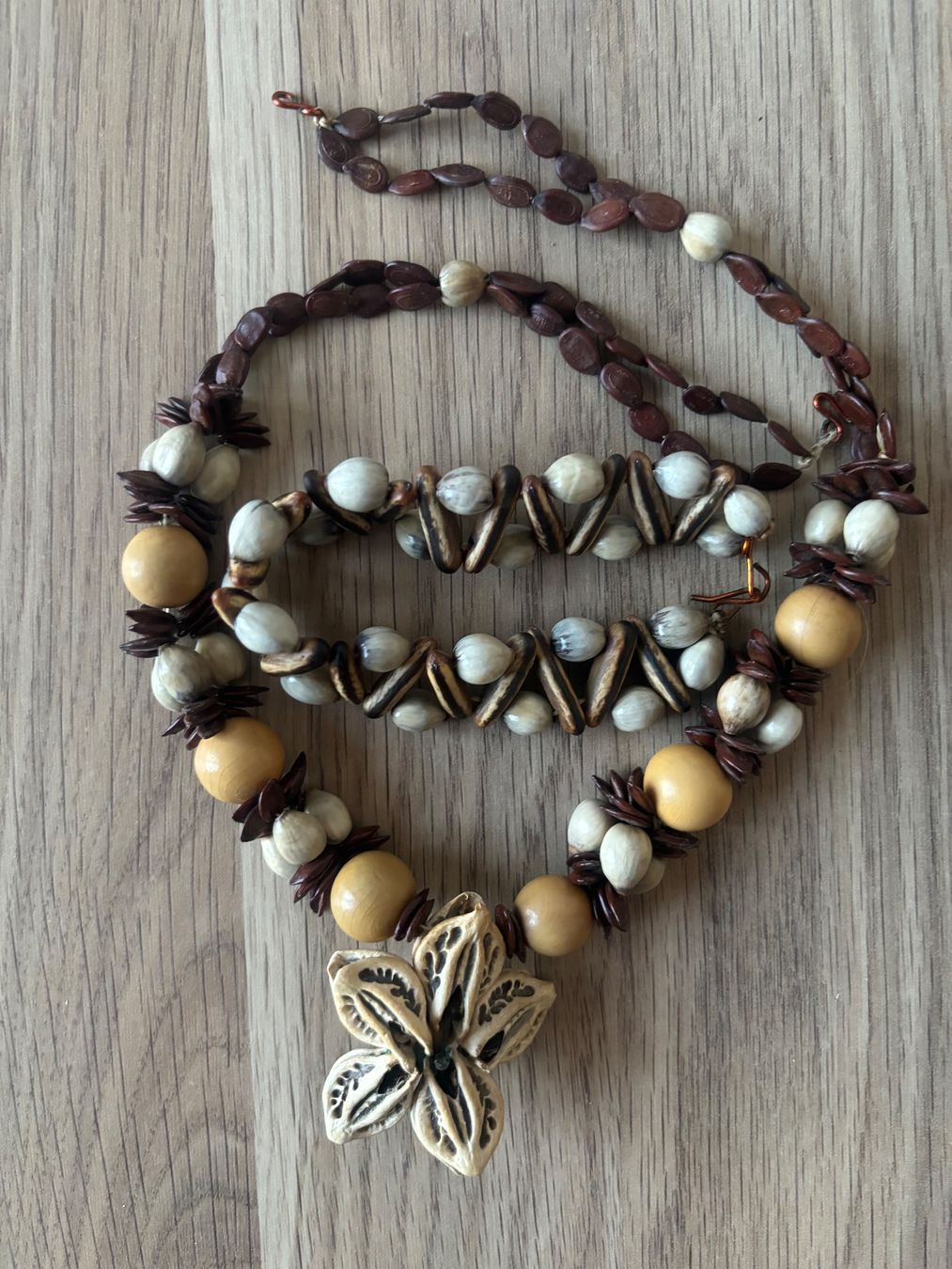 Altri gioielli: Hand made Set from Cuba_natural nuts and beads – Nuovo (secondo la descrizione) da St-George venduto da elena27 1