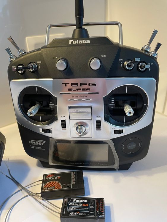 Futaba T8FG Super mit 2 Empfänger, 1 Regler & Senderpult Kaufen auf