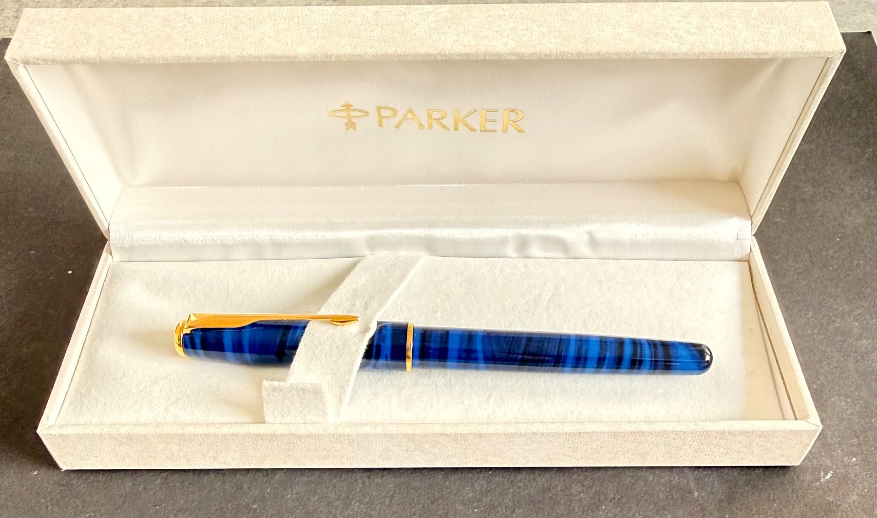 Parker Altro in Scrittura & Disegno: Stylo plume PARKER bleu rayé doré avec boîte – Usato da Fleurier venduto da jea_j77g