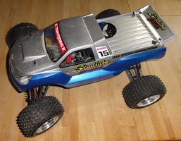 Kyosho Stadium Force 1:10, 4WD zum herrichten / Teilespender