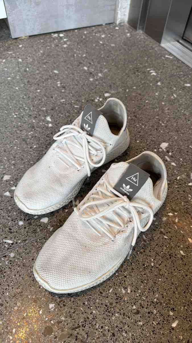 Adidas Chaussures hommes: Baskets Adidas Pharrell Williams blanches – D'occasion à Treyvaux par MLRL
