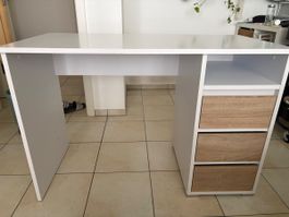 Schreibtisch weiss mit drei Schubladen in gutem Zustand