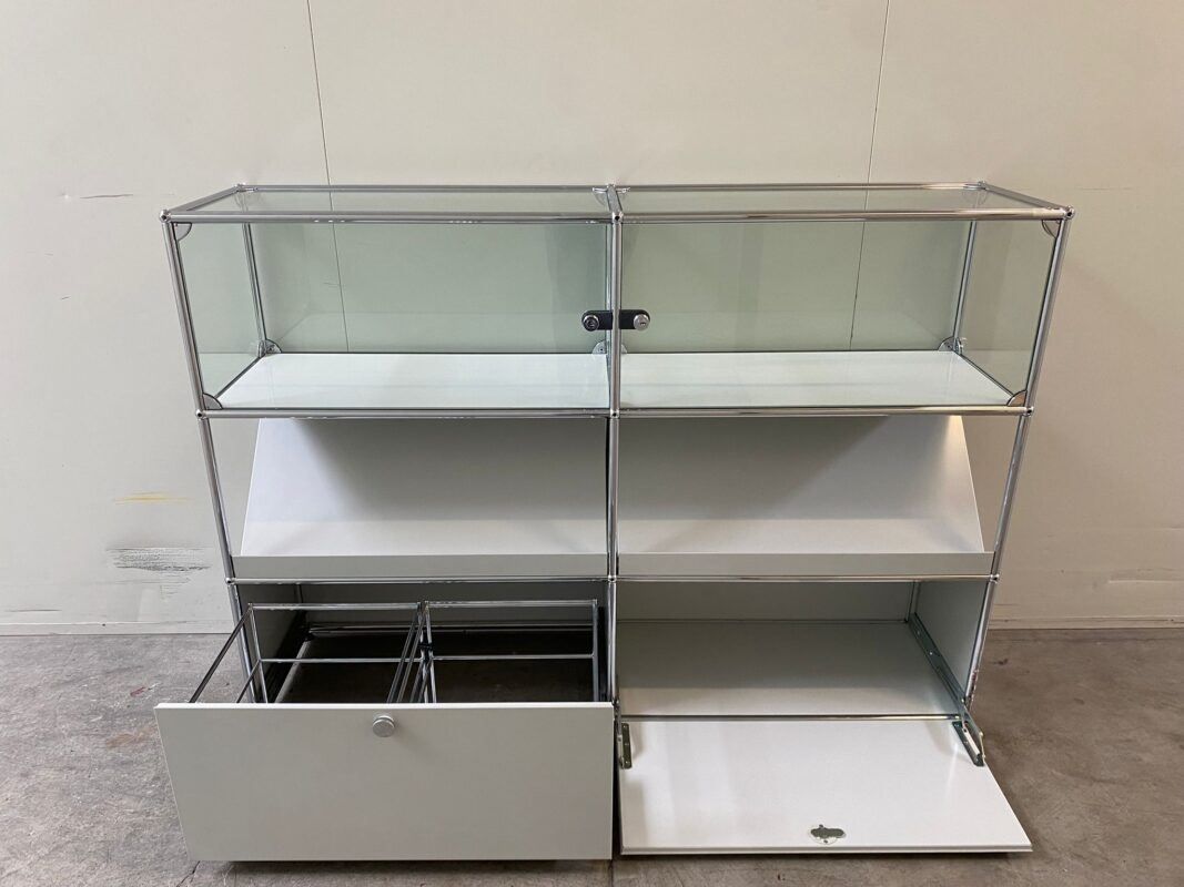 USM Scaffali: USM Haller Regal/Vitrine 2x3 lichtgrau – Usato da St. Gallen venduto da MSMoebelhandel 2