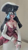 Figur handbemalt Dame mit Hut und Maske Keramik Unikat