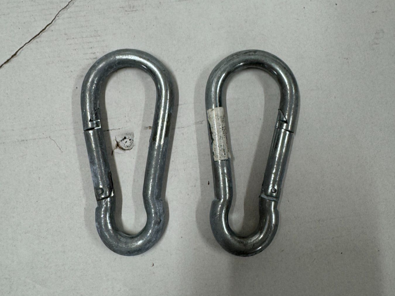 Attrezzatura da arrampicata: 2x Karabiner (A353) – Usato da Däniken SO venduto da Profog1