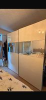 Kleiderschrank mit Schiebetür