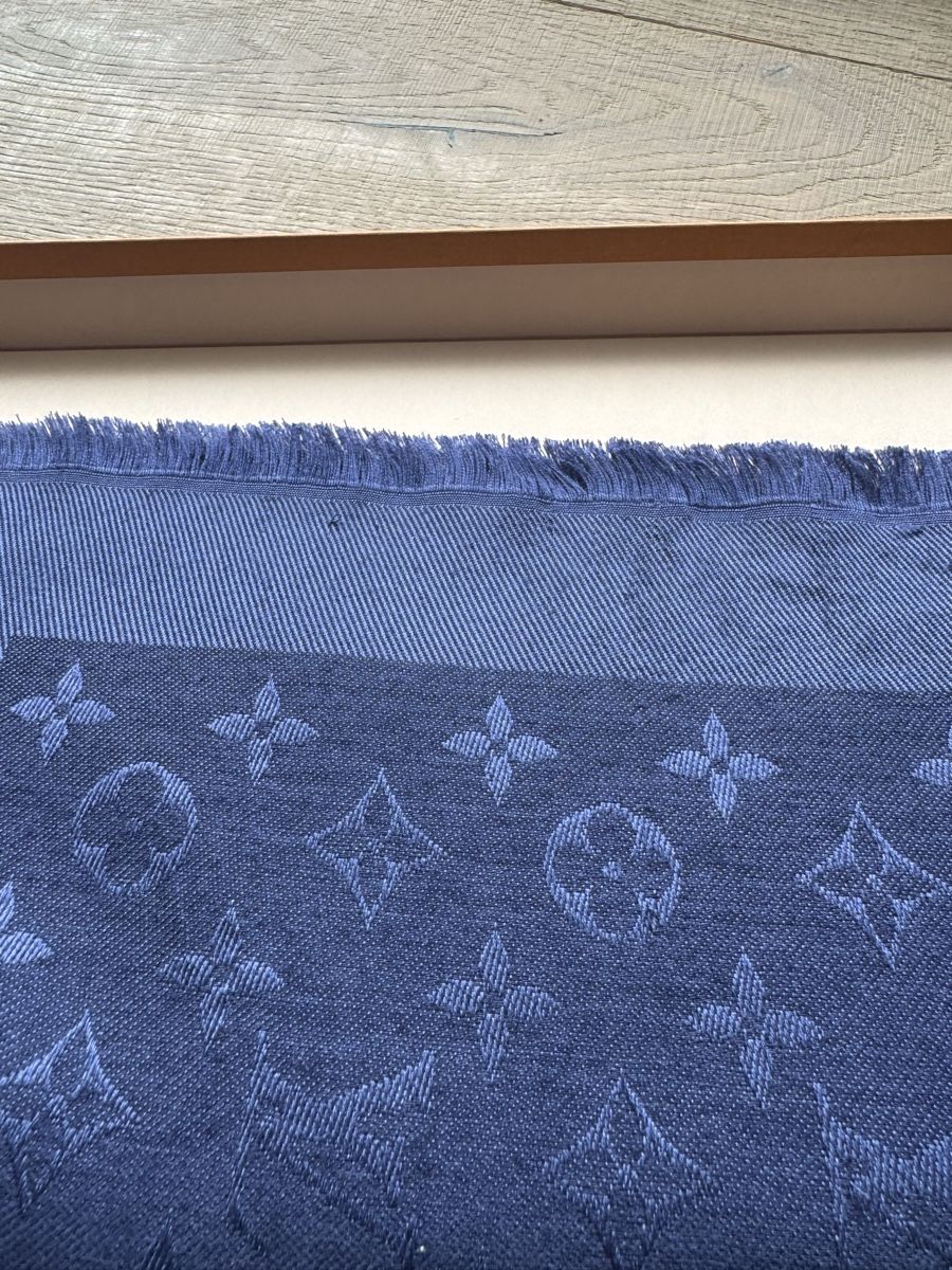 Louis Vuitton Foulard & Sciarpe: Louis Vuitton Navy Monogram Scarf + Box -Excellent Conditio – Usato da Meilen venduto da vic_9wmf 6