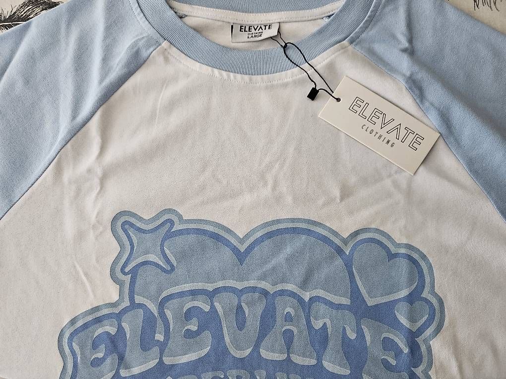 T-shirt: Elevate T-Shirt – Usato da Waldstatt venduto da jocus08 3