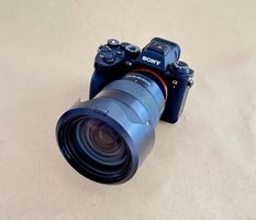Sony Alpha 1 mit 24-70mm f/2.8 GM Zoom Objektiv und 2 Akkus