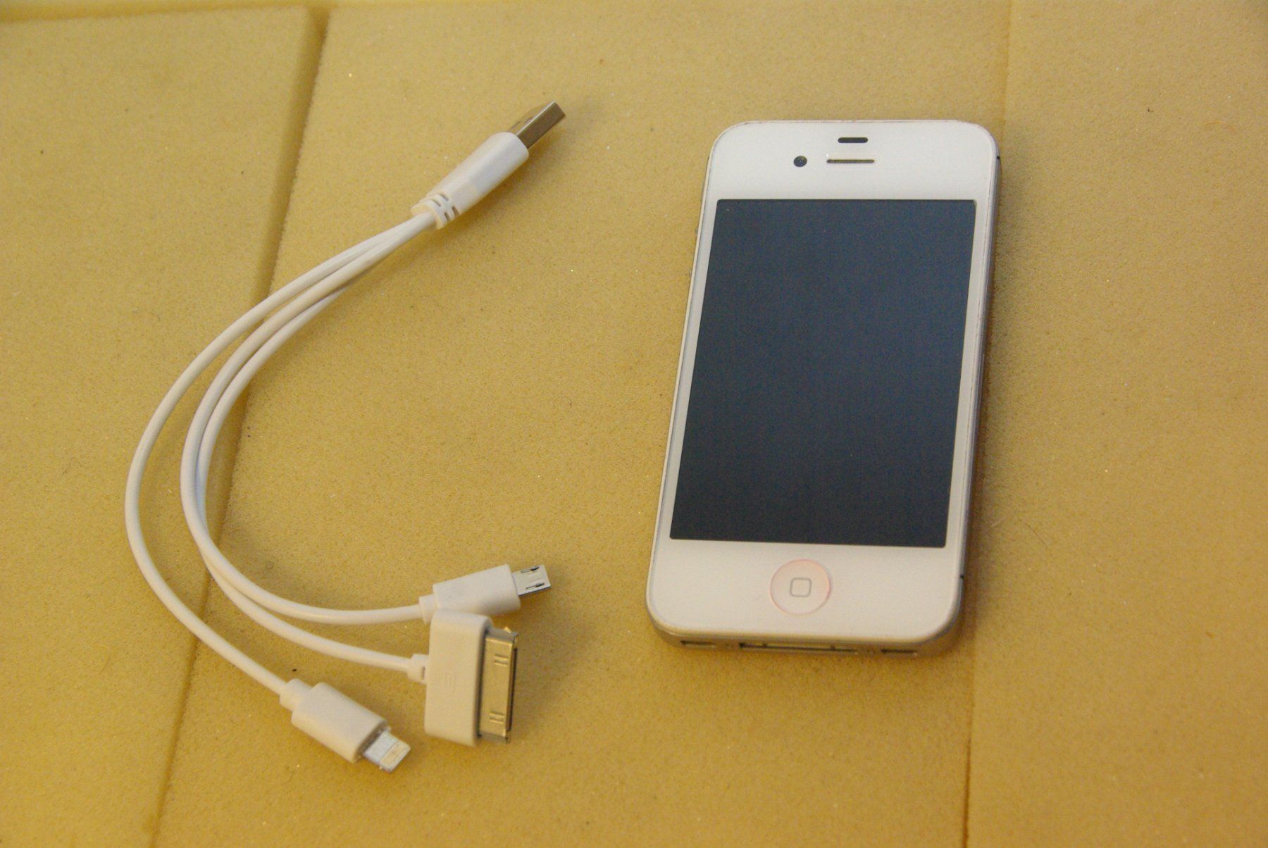 Apple Telefoni cellulari / Smartphones: iPhone 4 oder 4s, weiss mit Kabel – Difettoso da Herisau venduto da Cevianer1844