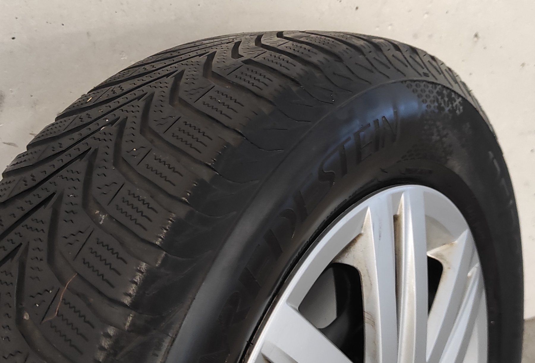 Volkswagen Pneus & Kompletträder: Reifen Set VW Polo 175/70 R14 84T M+S – Gebraucht aus Wolfenschiessen von massimo1980. 1