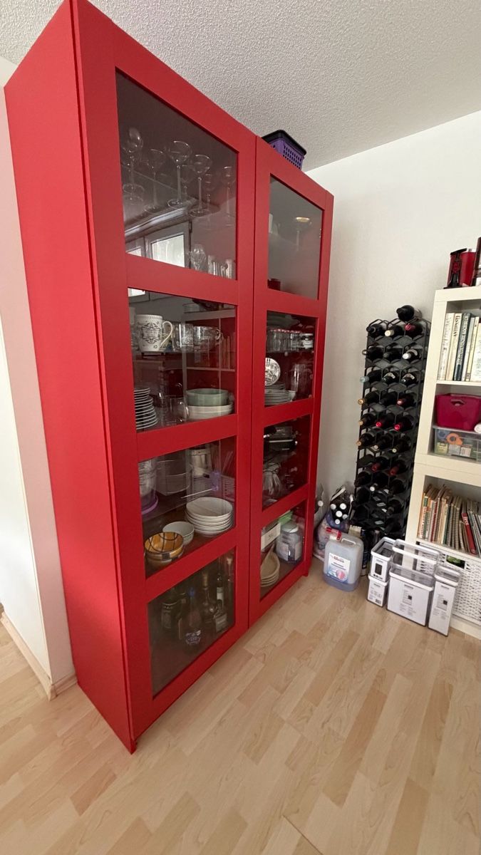 Ikea Vetrine: Rote Vitrine mit Glastüren – Usato da Winterthur venduto da JaKeee 1