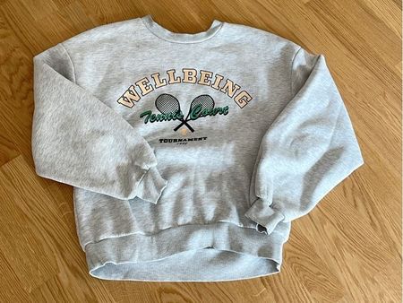 ALLES RAUS Grauer Pullover mit Tennis Motiv