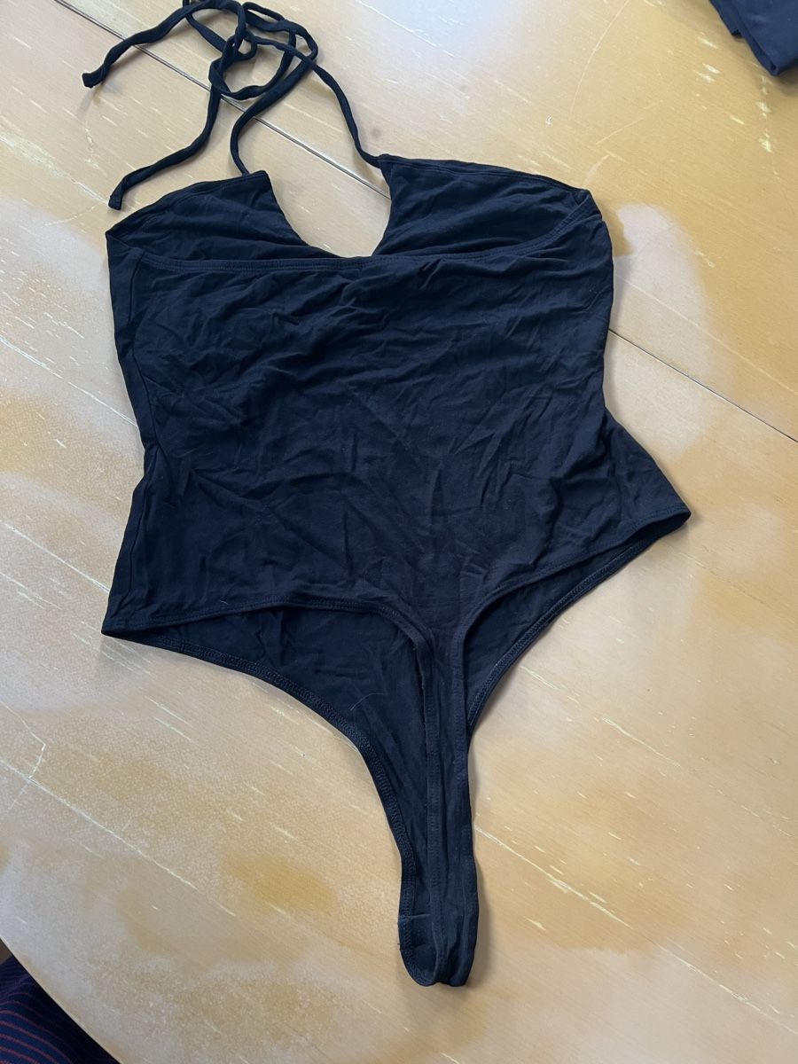 Top: Black Halter Neck Bodysuit with Straps – Usato da Zürich venduto da san_t2jq 1