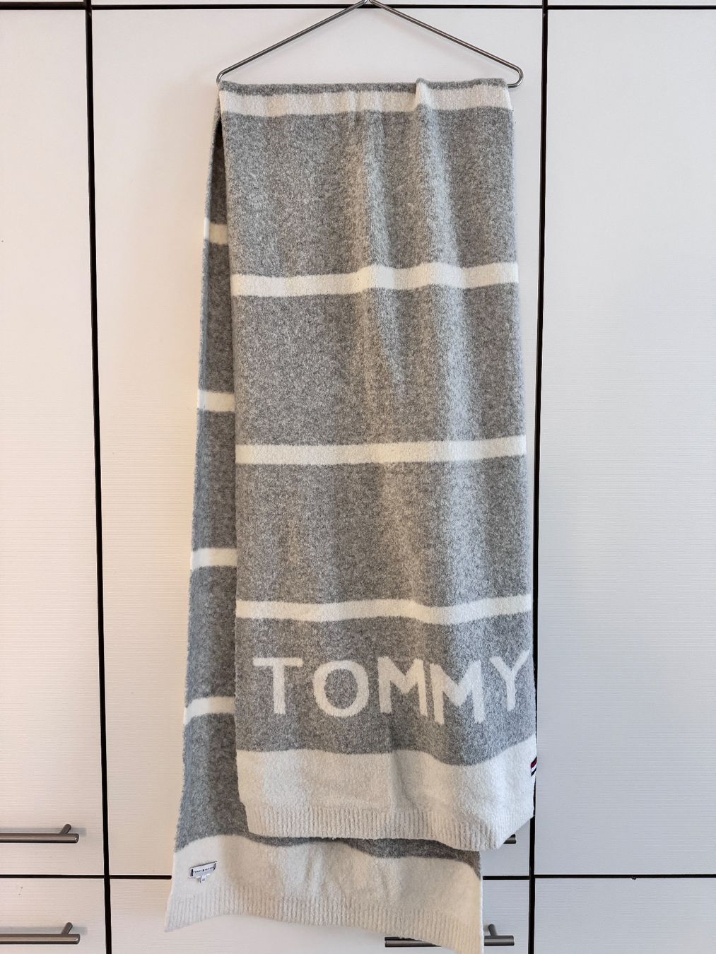 Tommy Hilfiger Foulard & Sciarpe: Schal hellgrau/weiss Tommy Hilfiger – Usato da Bertschikon Gossau venduto da chanty_7