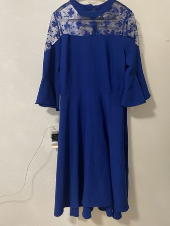 Elegantes, blaues Kleid mit Spitze, Grösse 42 - Neuwertig!