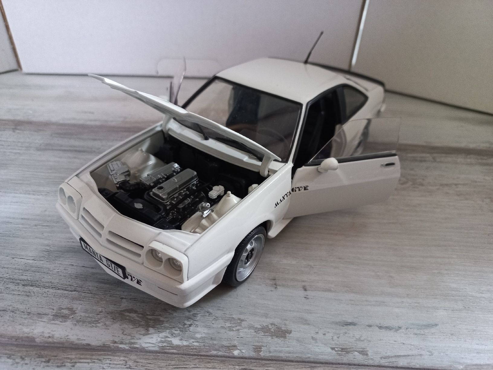 Revell Modellautos: Opel Manta GTE 1/18 Revell – Gebraucht aus Attalens von remy_s00 4
