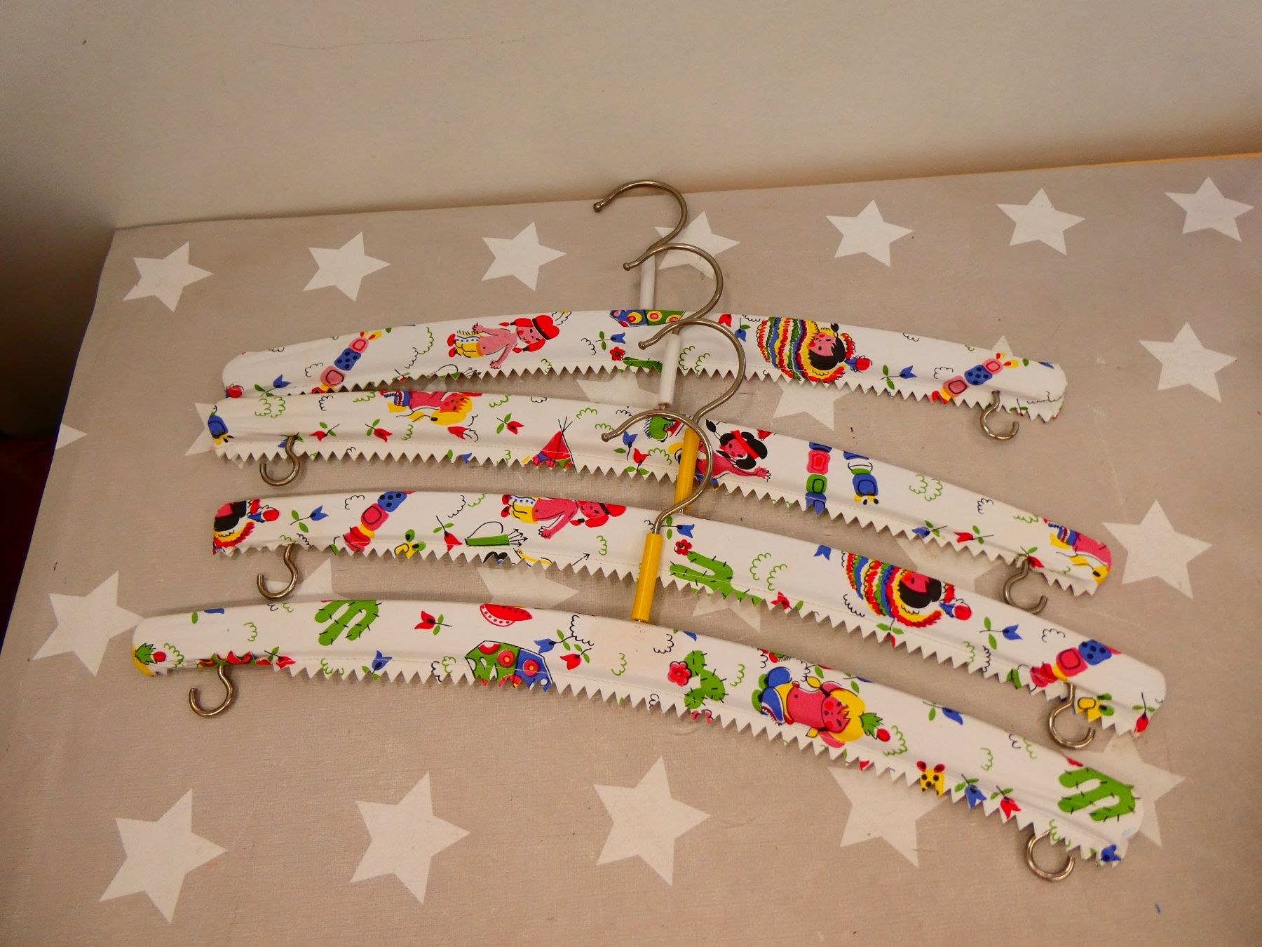 Appendiabiti: 4 Vintage Retro Kinderkleiderbügel – Usato da Rafz venduto da Powacaddy