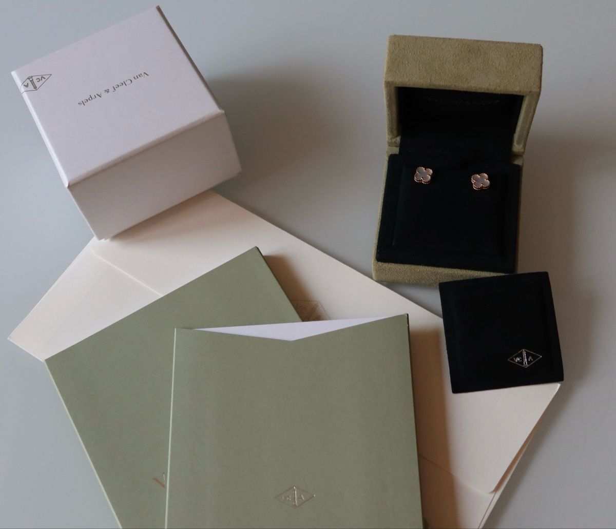 Van Cleef Ketten: Van Cleef & Arpels Set Ohrringe + Halskette  – Neu (gemäss Beschreibung) aus Zürich von su8_29ks 3