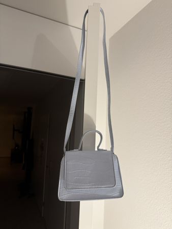 Handtasche hellblau mit Umhängeband 