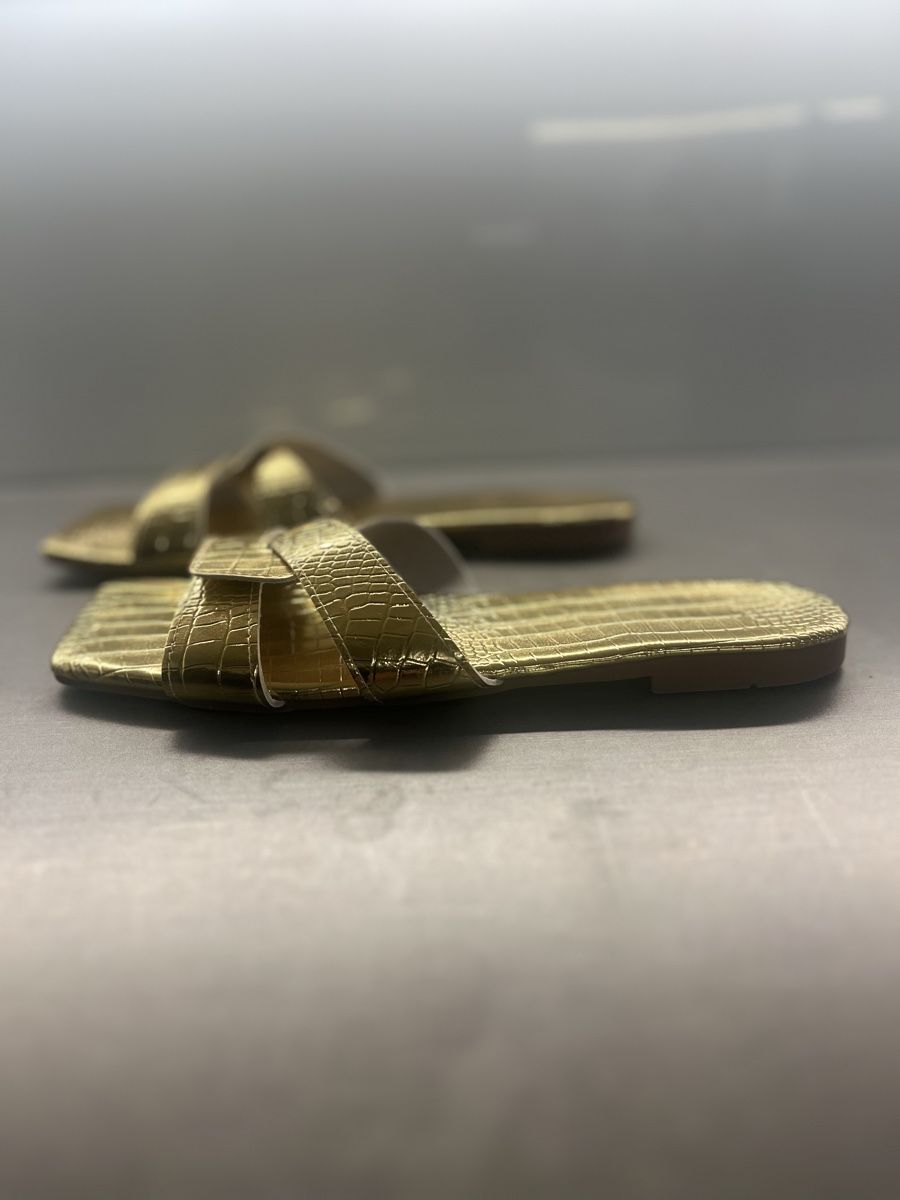 Damenschuhe: Sandalen in Gold Gr.37 – Gebraucht aus St.Gallen von Monrose 1