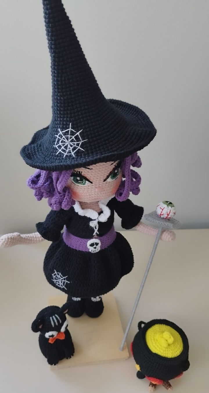 Bambole: Poupée Sorcière en crochet, Chat noir&chaudron! – Nuovo e nell'imballaggio originale da Arnex-sur-Orbe venduto da can_97vn 2