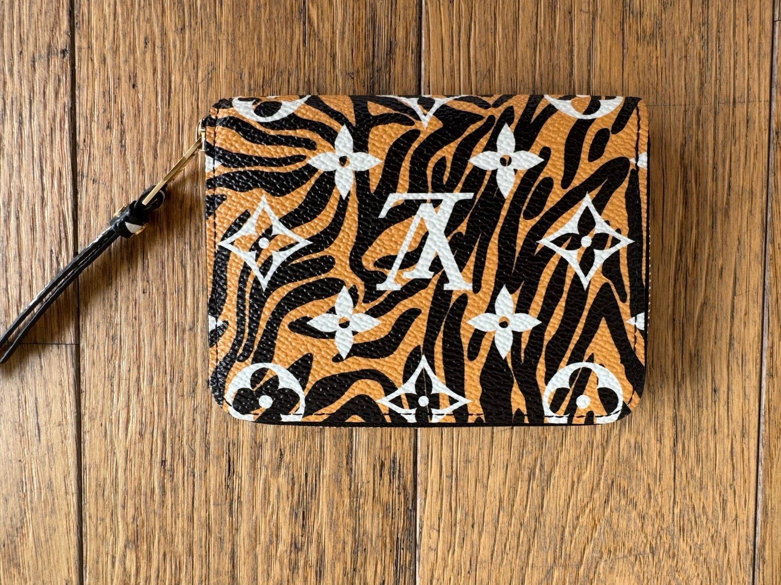 Louis Vuitton Portafogli: Original LOUIS VUITTON Monogram jungle Zippy Wallet – Nuovo (secondo la descrizione) da Fehraltorf venduto da Swisscollector