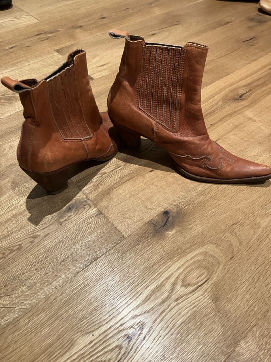 Damenschuhe: Cowboy Stiefel – Gebraucht aus Moleson-s-Gruyeres von Mosaikplastik 4