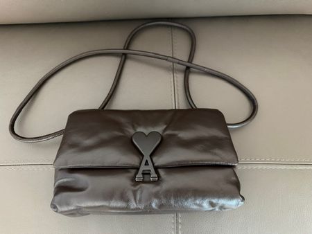AMI PARIS VOULEZ-VOUS TASCHE AUS BRAUNEM RINDSLEDER