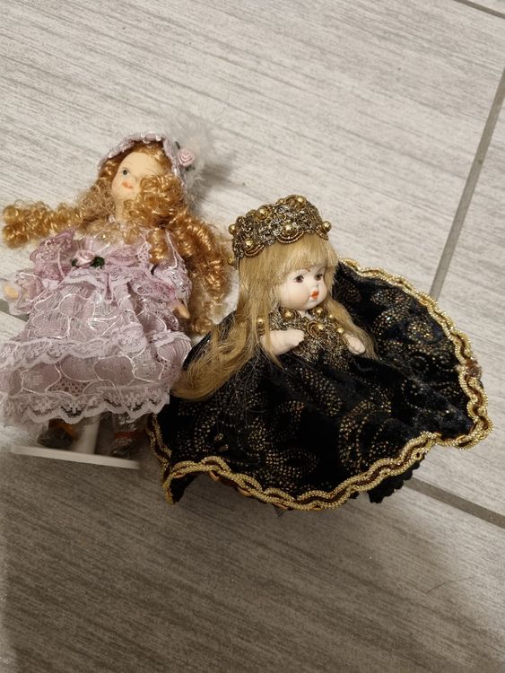 Due piccole bambole porcellana