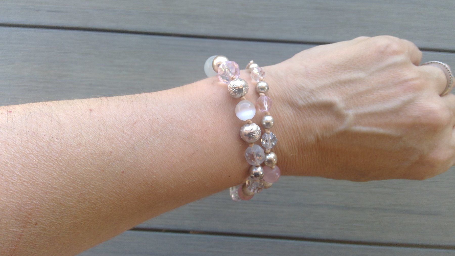 Colliers: Collier perles blanches & perles rose œil-de-chat, NEUF – Neuf avec emballage d'origine à Agiez par chouchanelle 1