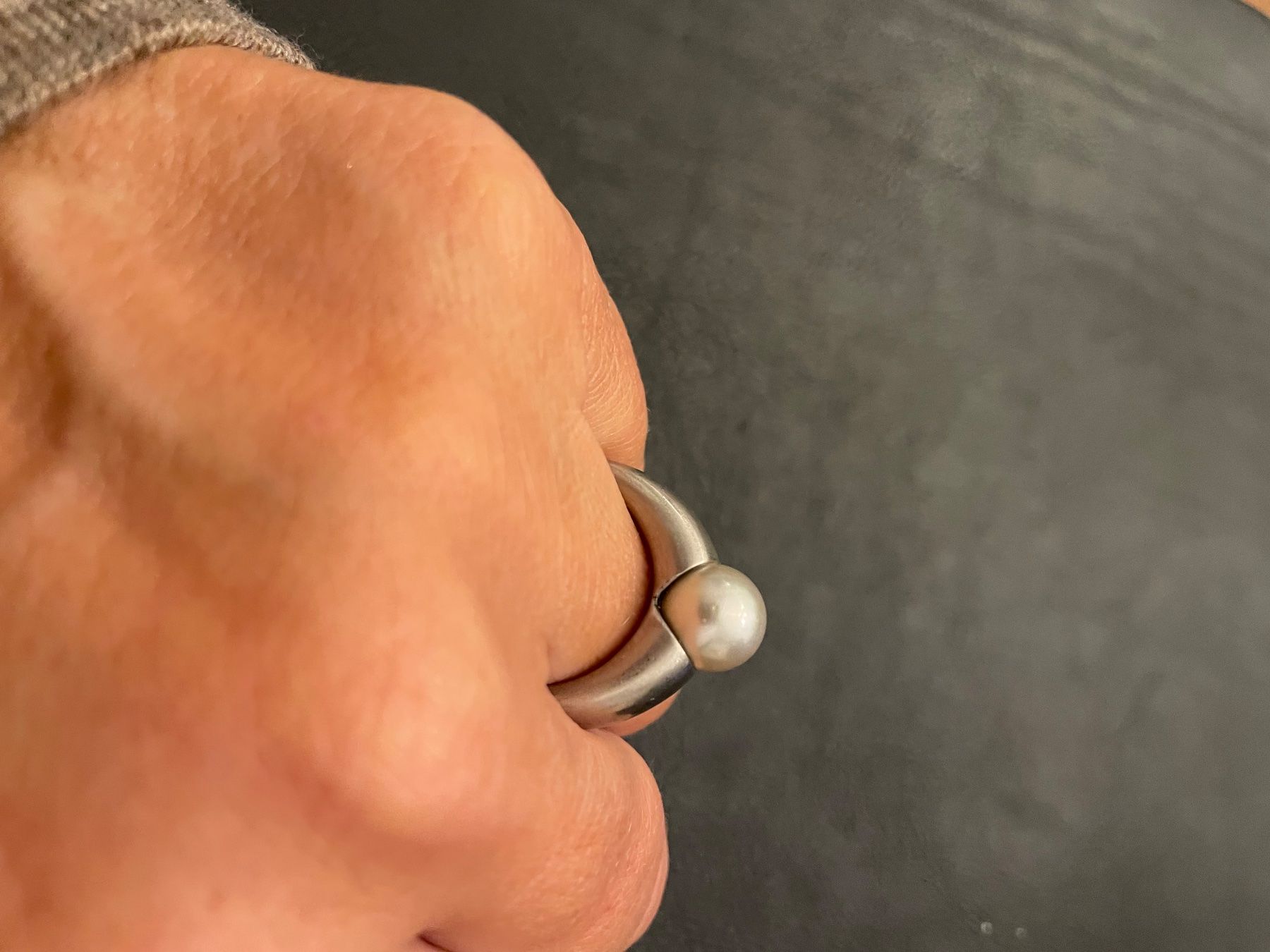 Anelli: Ring Weissgold mit grauer Perle, Gr. 53, matt – Usato da Muttenz venduto da flowers04 3