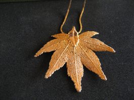 Collier doré avec pendentif feuille d'érable, neuf