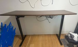 Elektrisch verstellbarer Schreibtisch (Stehpult)
