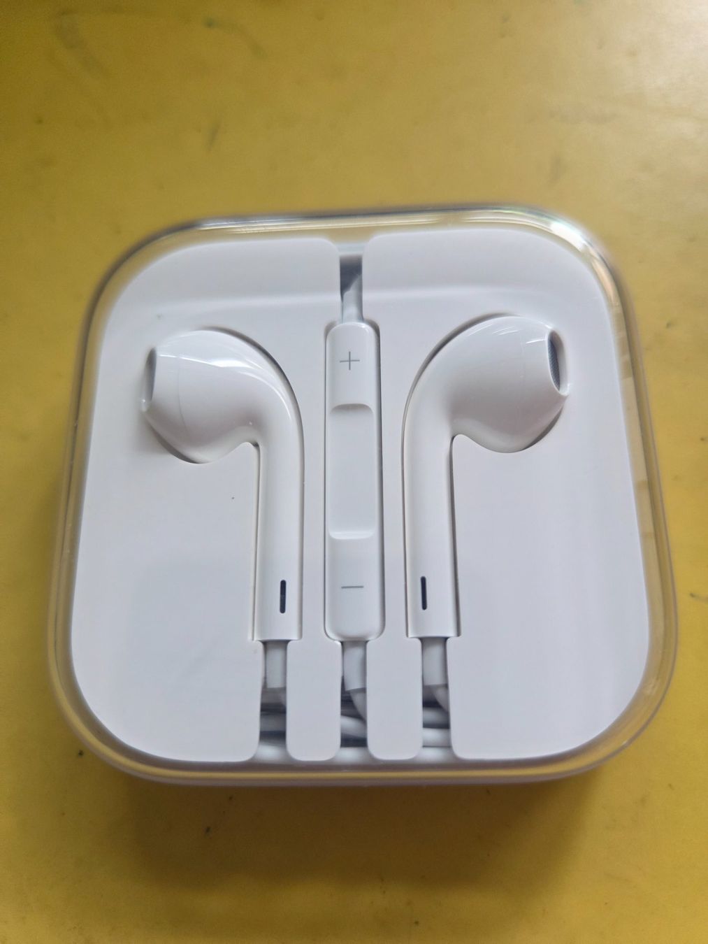 Apple Cuffie: NEU: Original Apple EarPods mit Kabel – Nuovo e nell'imballaggio originale da Uster venduto da flobolu