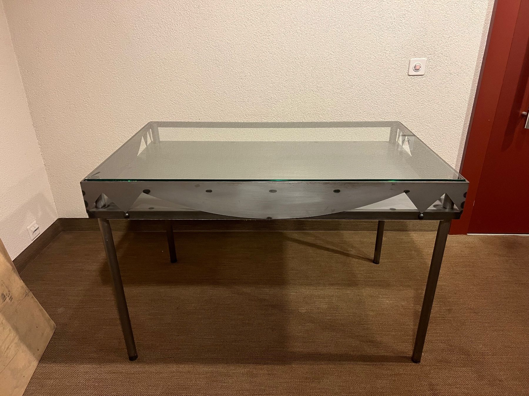 Tische: Tisch aus Eisen mit Glasplatte und Ablagefach – Gebraucht aus Matzingen von luk_6gq6