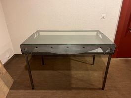 Tisch aus Eisen mit Glasplatte und Ablagefach