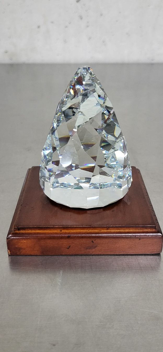Swarovski Figuren: Swarovski Kristall-Pyramide Briefbeschwerer – Neu (gemäss Beschreibung) aus Zürich von timbuktu03